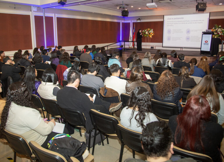 UDLA reúne a más de 500 participantes en jornada intersectorial sobre prevención del suicidio