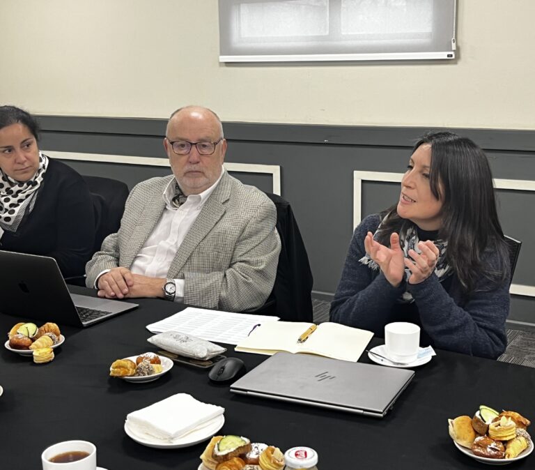 Facultad de Derecho presenta avances en gestión académica y mejora continua durante visita de pares evaluadores