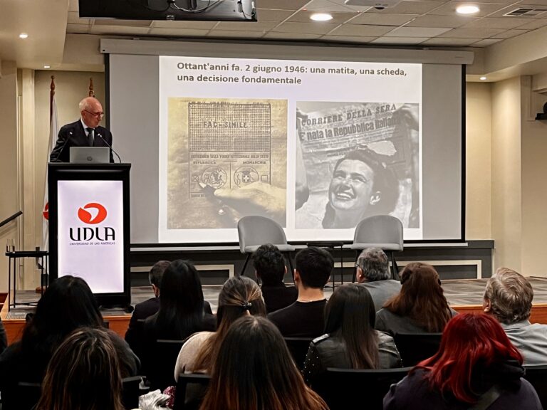 Observatorio de Gobernanza UDLA realiza charla magistral sobre constitucionalismo italiano junto a académico internacional