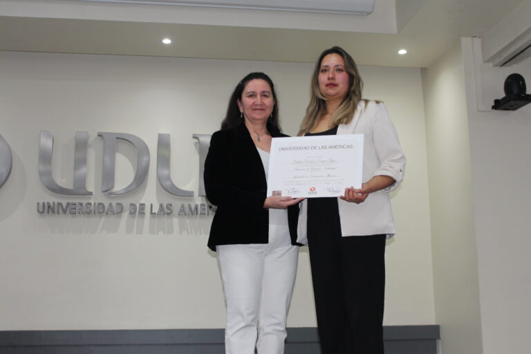 Egresados de eCampus reciben sus títulos y son convocados a seguir conectados la Universidad a través de Emplea UDLA