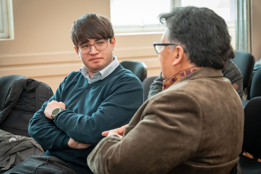 Hombres conversando en charla de ciencia abierta