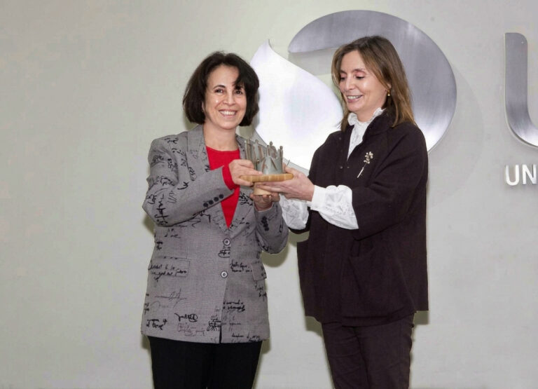 Rectora Pilar Romaguera recibe el premio Mujer UDLA 
