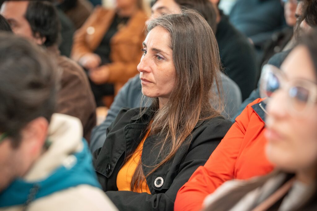 Mujer escuchando charla UDLAOpen