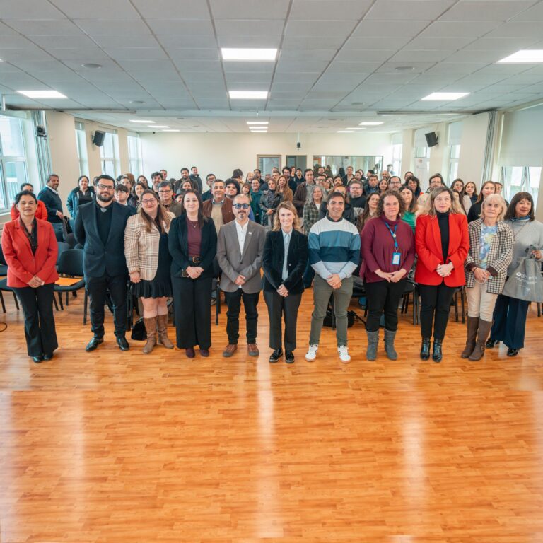 Grupo de personas de pieposando para fotografía
