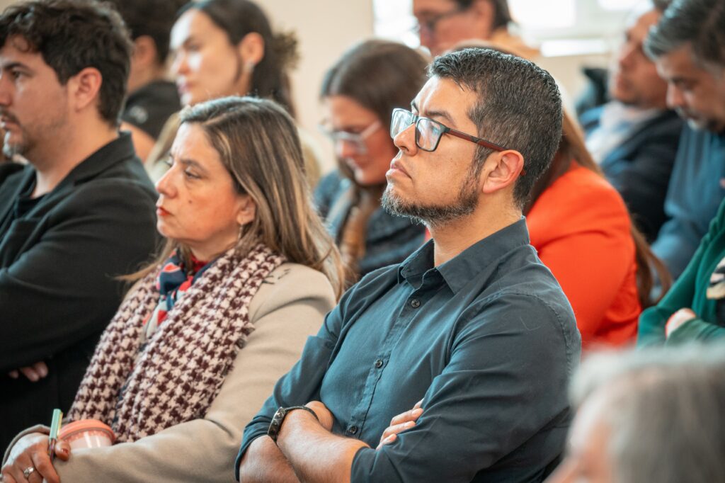 Personas escuchando charla Ciencia Abierta
