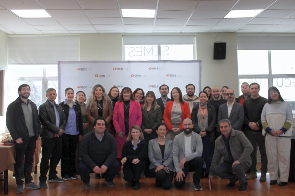 Grupo de personas posando para fotografía
