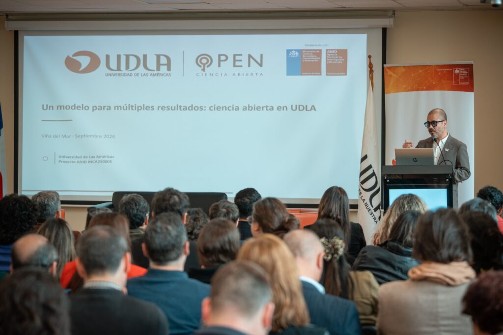 Grupo de personas escuchando charla