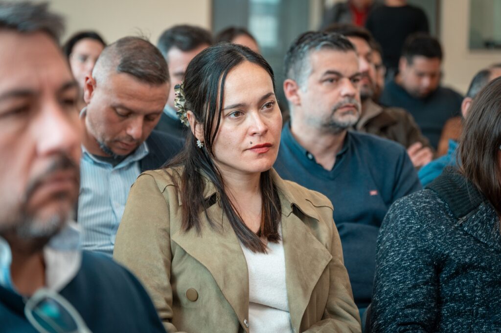 Mujer escuchando discurso