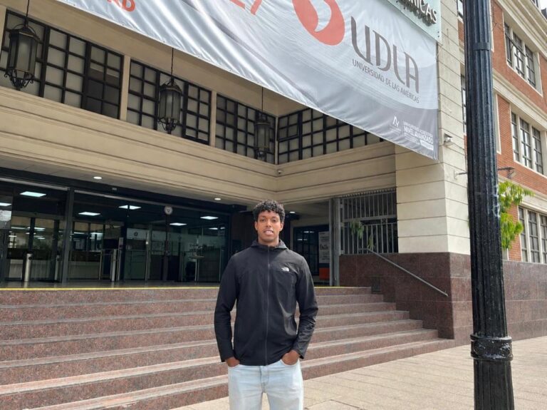 Estudiante español destaca experiencia de intercambio en UDLA y su formación práctica