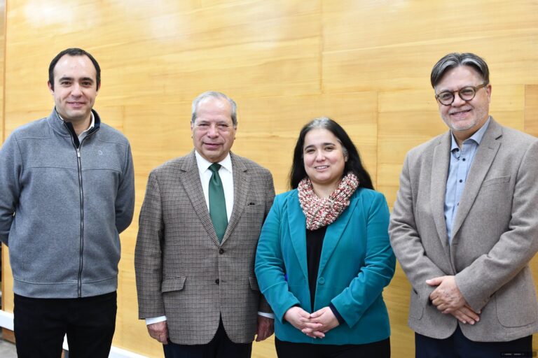 Académica del Observatorio sobre el uso de IA en Educación de UDLA expone sobre los desafíos de la  IA ante autoridades de Universidad Central 