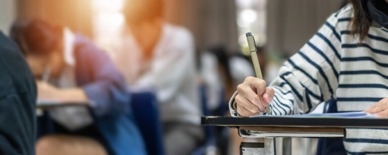Director del Observatorio sobre el uso de IA en Educación UDLA capacita a estudiantes de la Red Educacional Crecemos