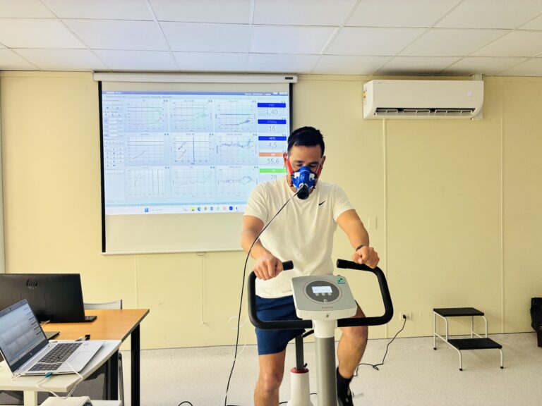 Escuela de Kinesiología UDLA adquiere nuevo equipo de ergoespirometría
