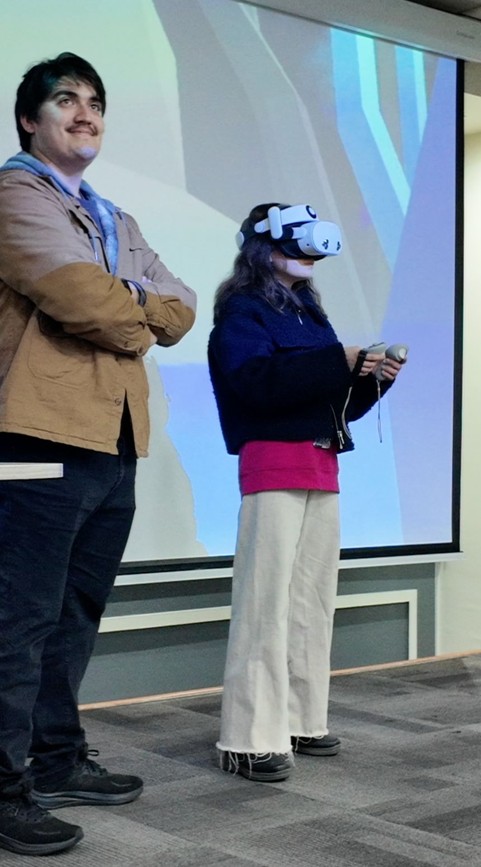 Estudiantes presentado gafas de realidad virtual del Programa de Aceleramiento de Innovaciones Metodológicas 2225