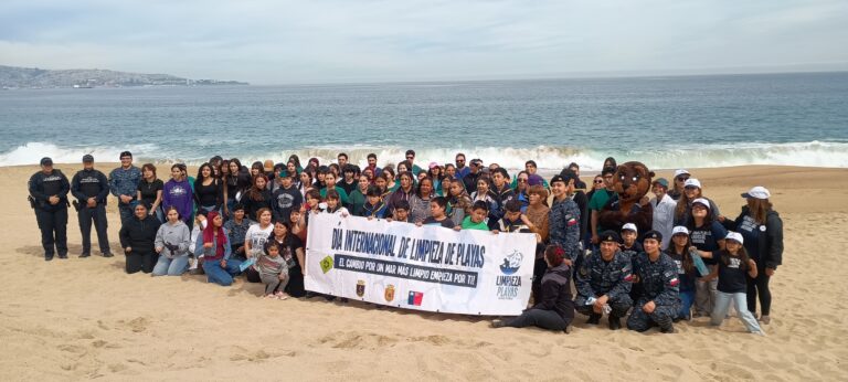 Estudiantes de Medicina Veterinaria de UDLA Sede Viña del Mar participan en limpieza de Playa Los Marineros