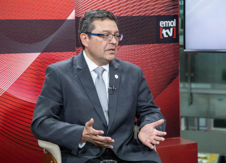 Decano Lorenzo Reyes habla en EmolTV de los desafíos que enfrenta la formación de la Ingeniería frente a las transformaciones digitales 
