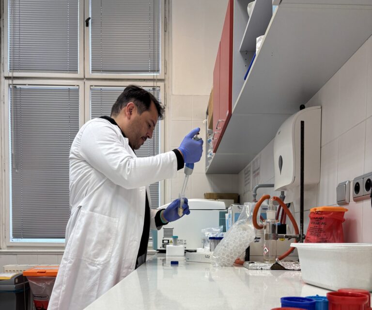 Investigador de UDLA se adjudica proyecto internacional para estudiar la presencia de PFAS en sistemas agroalimentarios