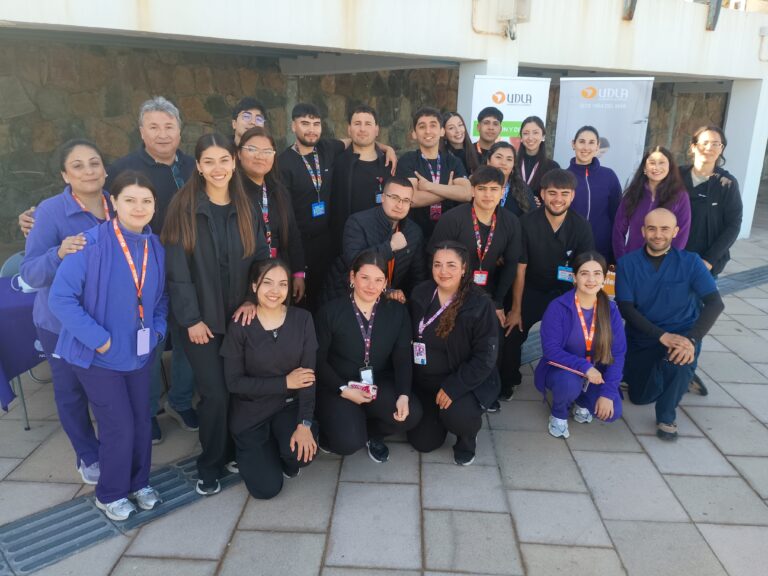 Carreras de Kinesiología y Nutrición y Dietética de UDLA Sede Viña del Mar apoyan a nadadores en la Travesía entre Playas Concón 2026