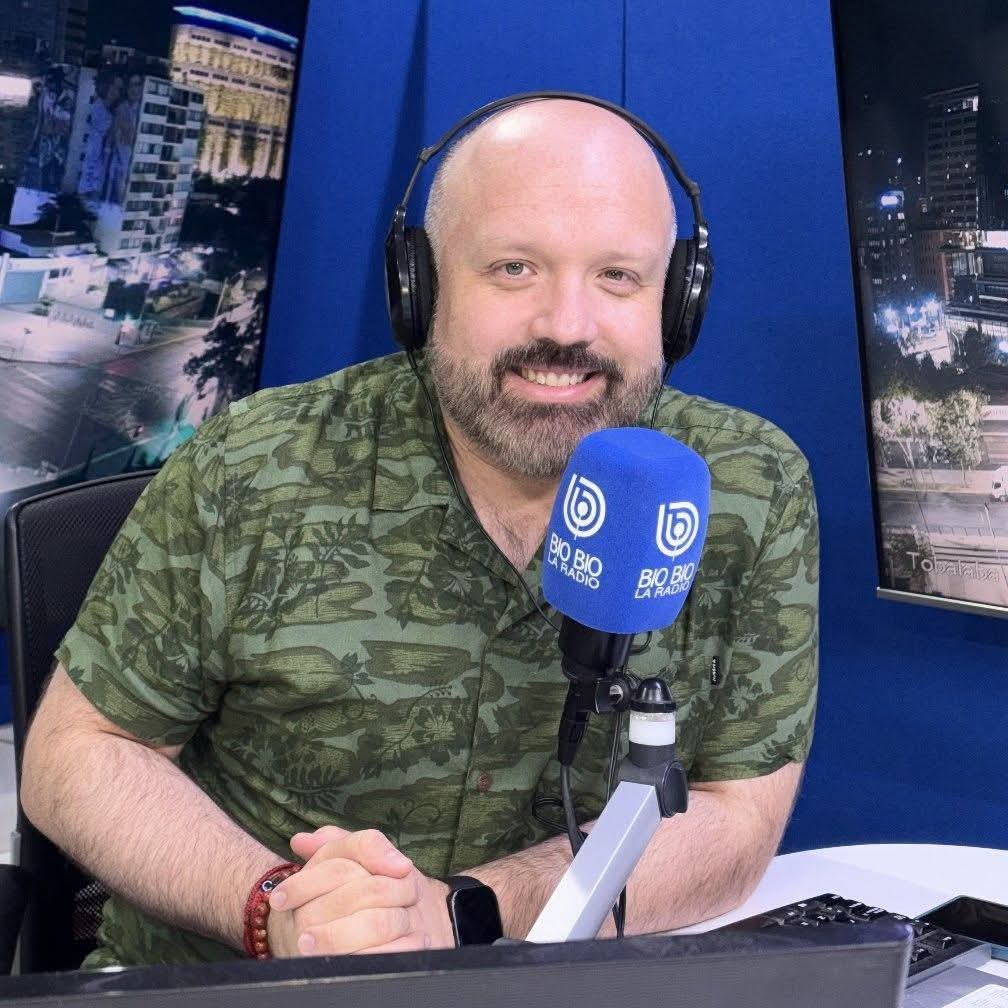 Periodista de Universidad de Las Américas gana "Reconocimiento a la Trayectoria Radial" 2026, foto trabajando