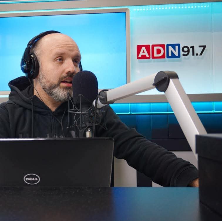 Periodista de Universidad de Las Américas gana "Reconocimiento a la Trayectoria Radial" 2026, foto trabajando