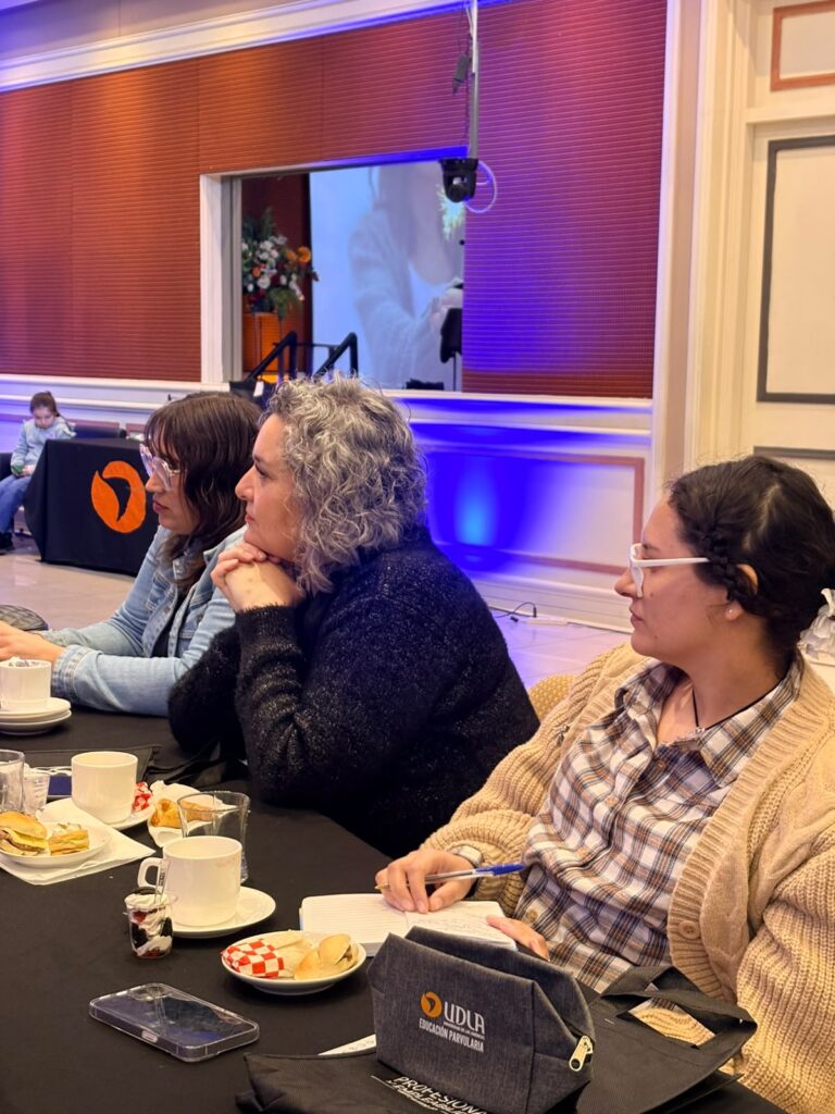 Encuentro de egresadas de Educación Parvularia UDLA aborda el bienestar y autocuidado profesional como tema principal de la jornada