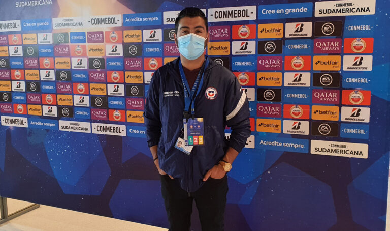 Egresado de Kinesiología destaca como supervisor de protocolos COVID-19 en Copa CONMEBOL Sudamericana 2020: “Los docentes de UDLA me inculcaron el valor comunitario”
