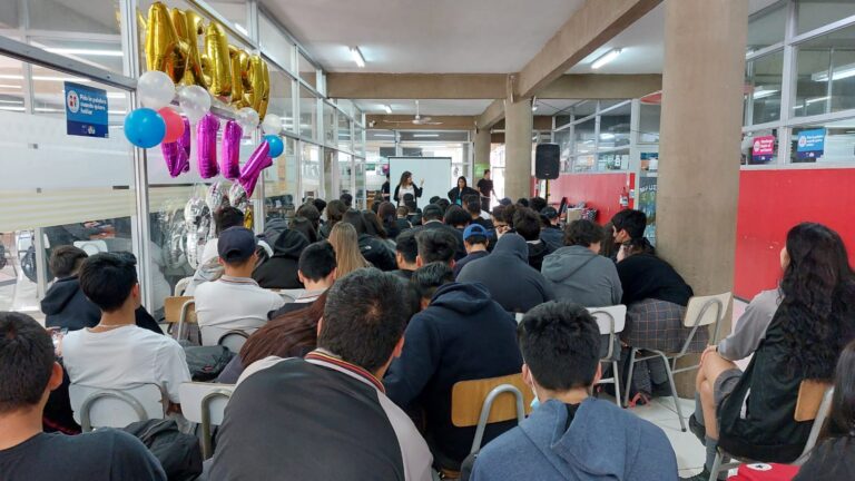 Académicos y estudiantes del Campus Providencia celebraron la “English Week” con alumnos del Liceo Politécnico Hannover de la comuna de Maipú