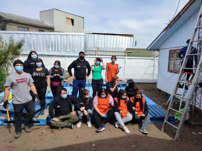 Estudiantes de voluntariado UDLA construyen terraza para el Centro Integral del Adulto Mayor en Concepción