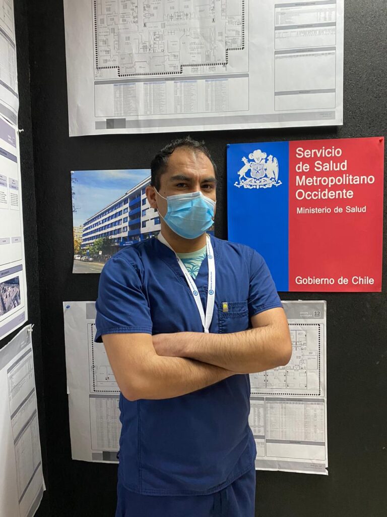 Académico de Facultad de Ciencias de la Salud forma a enfermeros sin experiencia en UCI en el Hospital Metropolitano