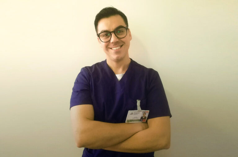Egresado de Enfermería trabaja en el Hospital de Quilpué durante la crisis sanitaria: “La unidad es un sentimiento generalizado entre todos los funcionarios de la salud”