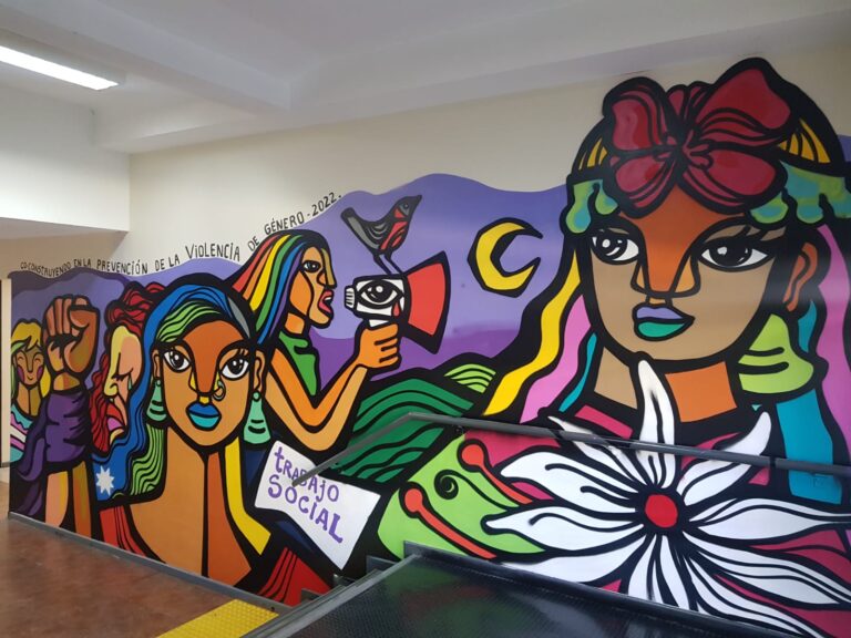 Ernesto “Pititore” Guerrero, artista nacional,  pinta mural en Campus Chacabuco para concientizar sobre la violencia de género