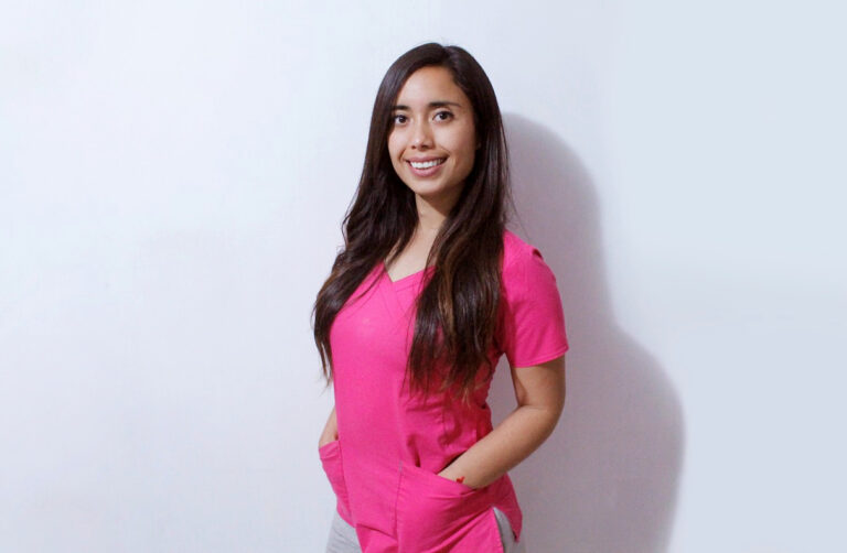 Egresada de la Escuela de Kinesiología UDLA imparte clases de acondicionamiento físico vía online a adultos mayores de Viña del Mar durante la pandemia: