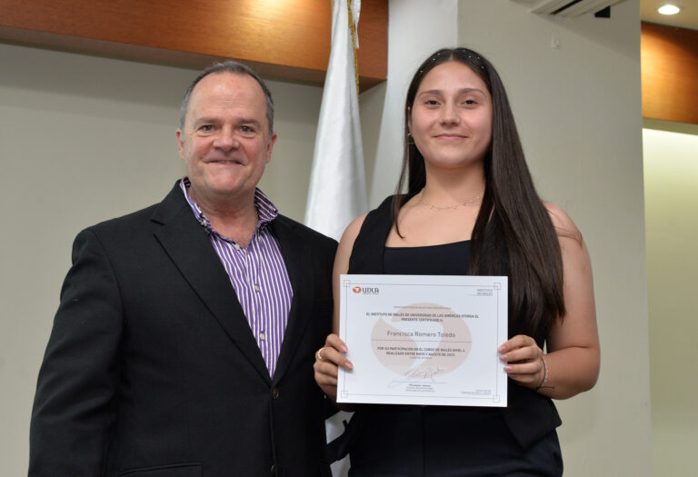 Programa de Inglés para egresados UDLA realiza cuarta ceremonia presencial de entrega de certificados