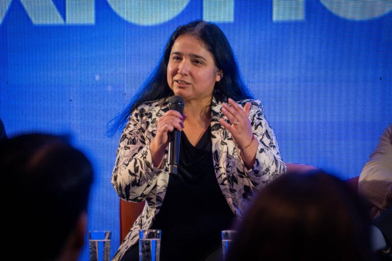 Directora de Auditorías Académicas en UDLA participa en seminarios nacionales e internacionales exponiendo sobre el uso de la Inteligencia Artificial