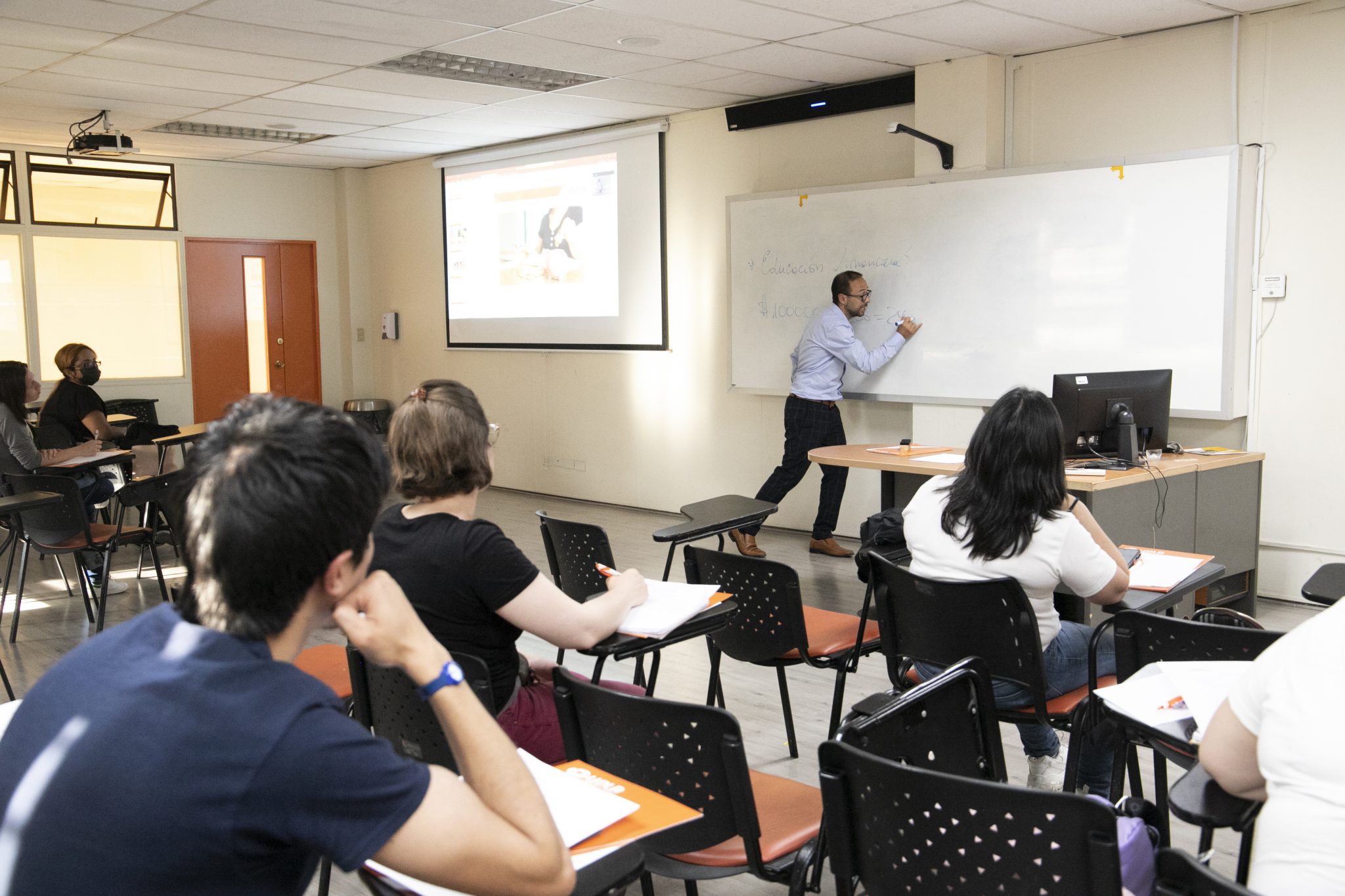 Escuela De Ingeniería Comercial Se Vincula Con La Comunidad De Santiago A Través De Taller