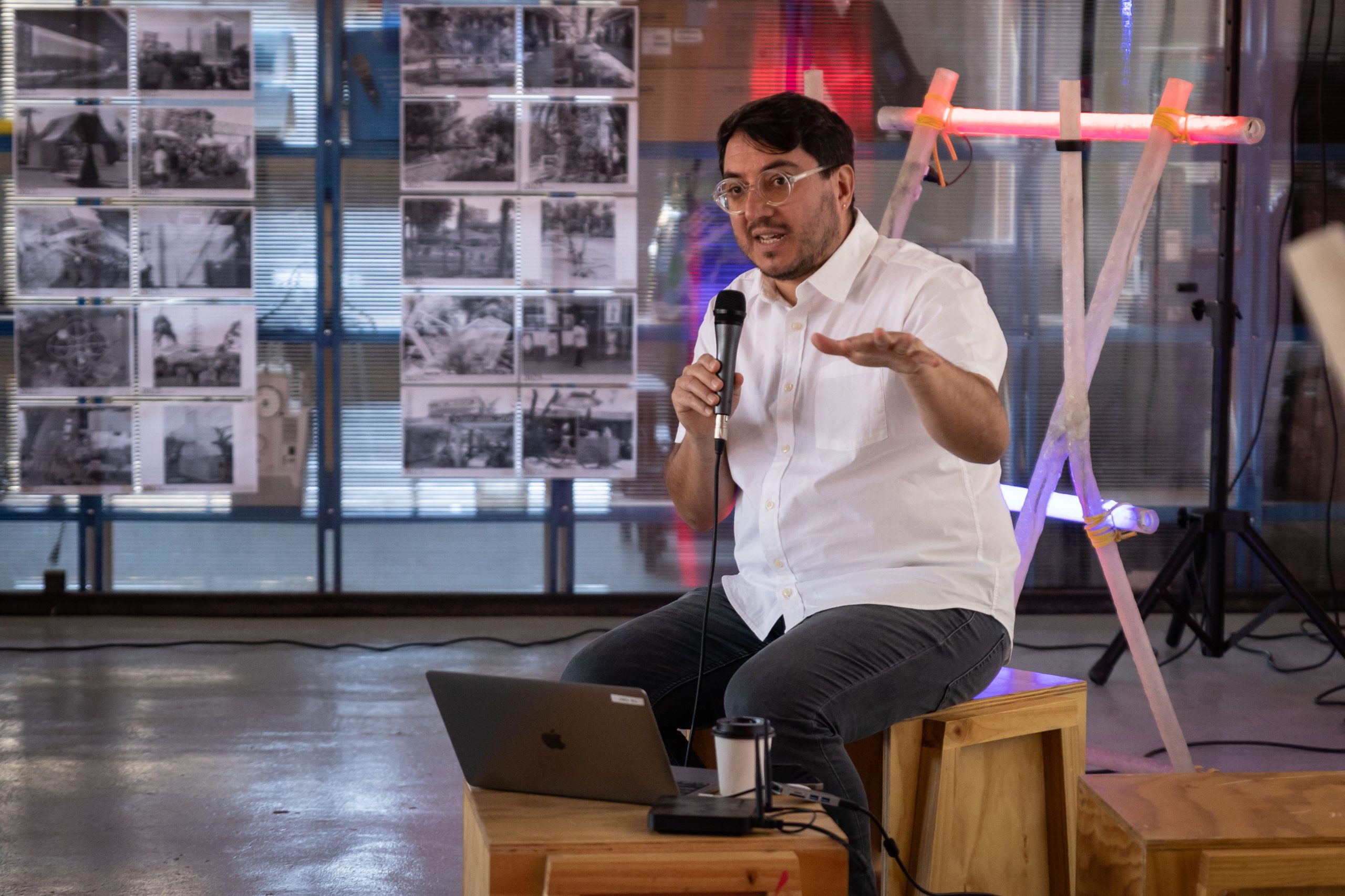 En Conversatorio Realizado En Galpón UDLA, Arquitecto, Marcelo López ...