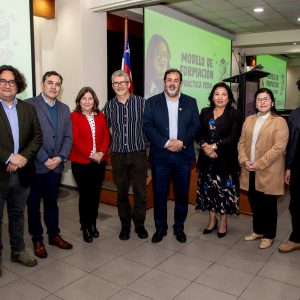 La Decana María Jesús Honorato presenta el nuevo modelo de formación práctica UDLA orientado a la equidad educativa.