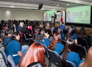 Estudiantes de pedagogía participan en actividades del modelo de formación práctica UDLA en el Campus Providencia.