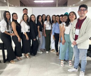 Tesistas UDLA compartiendo sus investigaciones sobre diversidad educativa en Colombia