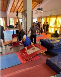 Estudiantes de Educación Física UDLA en intercambio académico en Argentina realizando gimnasia deportiva en la Universidad Juan Agustín Maza