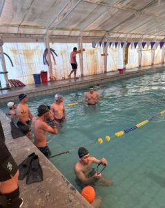 Estudiantes de Educación Física UDLA en intercambio académico en Argentina participando en clase de natación en UMaza