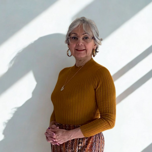 Rosy León de Valero, académica de UDLA, presenta estudio sobre transcomplejidad en educación y bienestar social en el IV Congreso Internacional de la Universidad de Guayaquil.