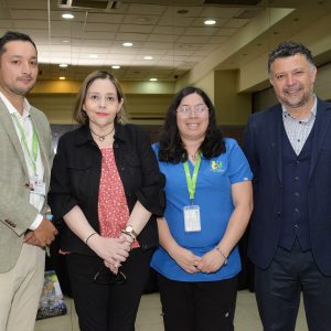 Autoridades académicas y de salud, incluyendo al sostenedor y al director del Hospital El Carmen, presentes en el Seminario de Escuelas Hospitalarias.