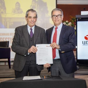 Autoridades y expertos internacionales analizan la educación pública chilena en seminario de UDLA.