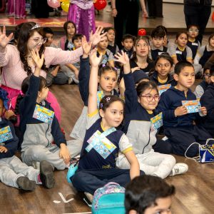 Estudiantes y académicos participan en la Feria Interdisciplinaria 2025 de la Facultad de Educación UDLA, promoviendo la participación infantil y los derechos de los niños y niñas.
