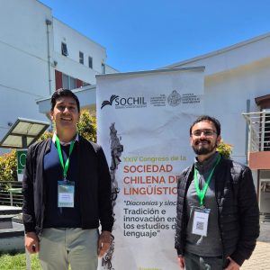 Académico UDLA Benjamín Cárcamo exponiendo en el Congreso Sociedad Chilena de Lingüística 2025.