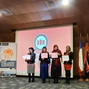 “Académicos FEDU participan en CIIDES 2025 durante presentación sobre IA aplicada a la docencia.”