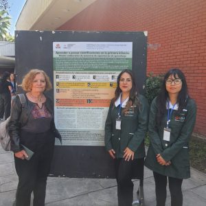 Estudiantes de Educación Parvularia UDLA junto a académicas durante su participación en el Congreso de Didácticas de la Educación Infantil en la UMCE.