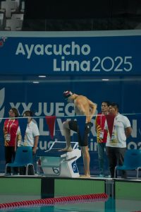 Nadador chileno Luis Toledo celebrando su medalla de bronce en competencia internacional