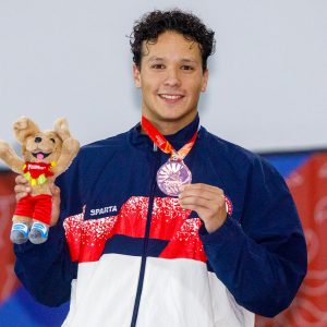 Luis Toledo, estudiante UDLA, en el podio con medalla de bronce en los Juegos Bolivarianos 2025
