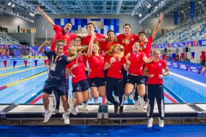 Deportista UDLA Luis Toledo tras obtener bronce para Chile en natación